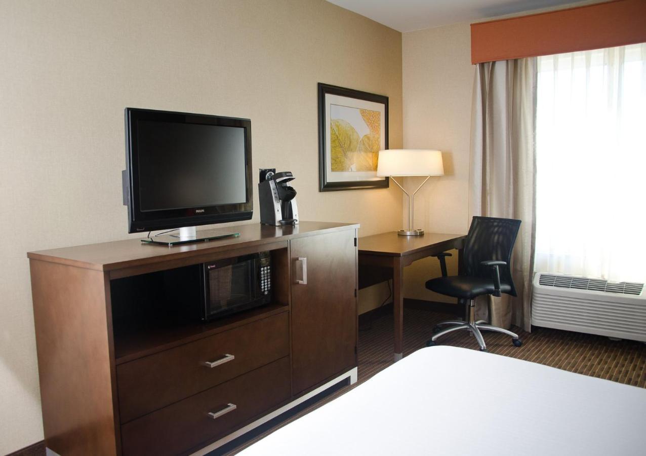 Holiday Inn Express Hotel & Suites Watertown - Thousand Islands By Ihg المظهر الخارجي الصورة