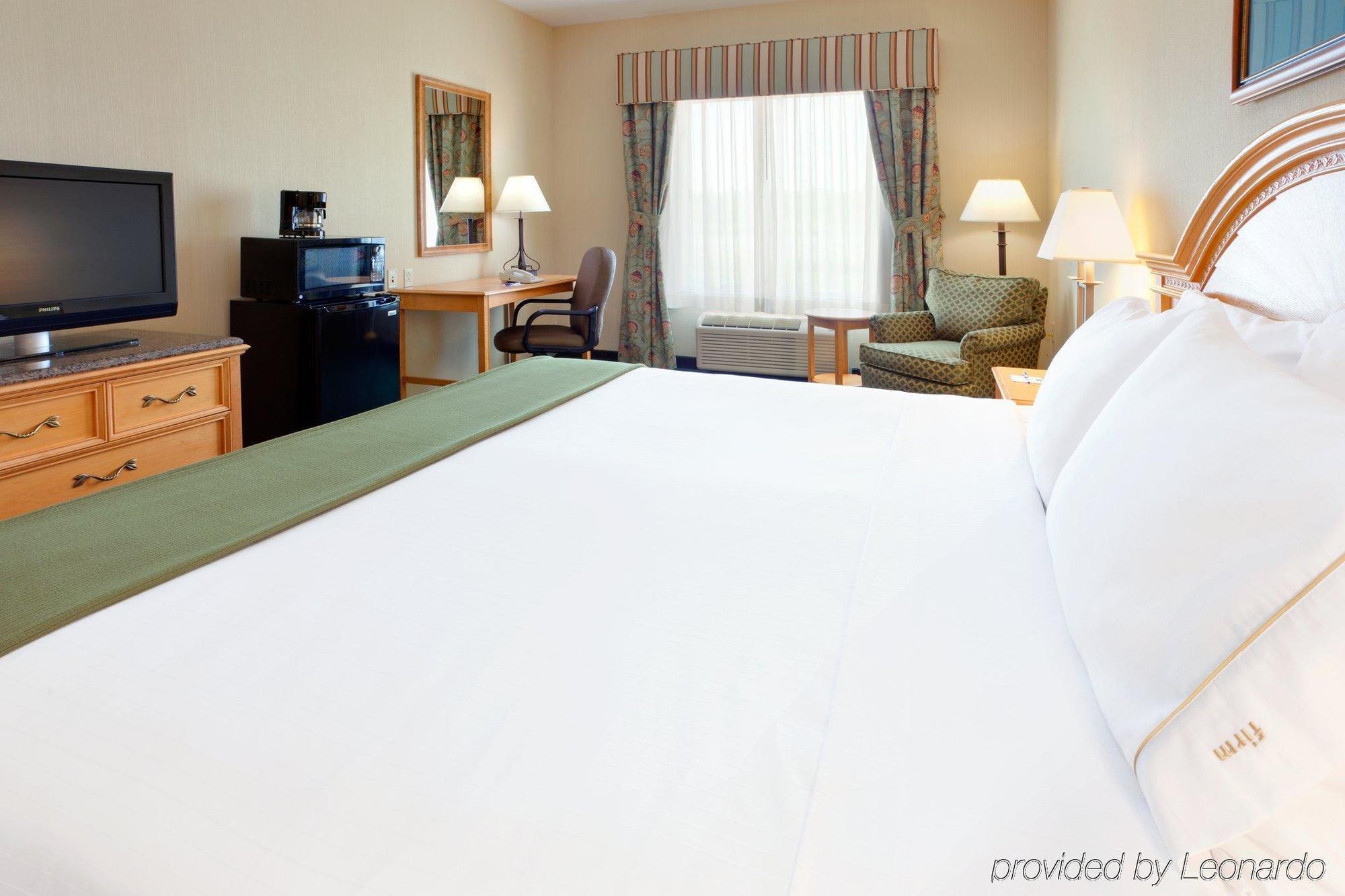 Holiday Inn Express Hotel & Suites Watertown - Thousand Islands By Ihg الغرفة الصورة