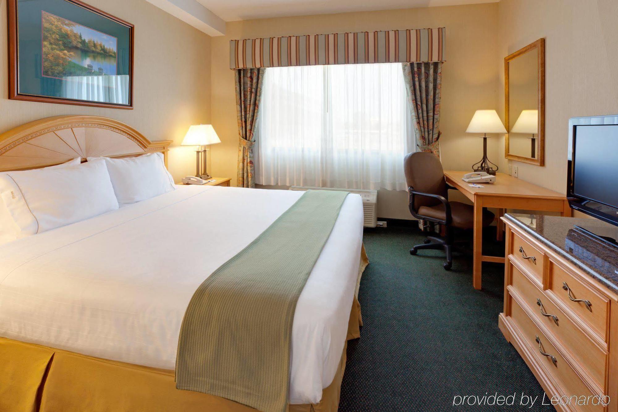 Holiday Inn Express Hotel & Suites Watertown - Thousand Islands By Ihg الغرفة الصورة