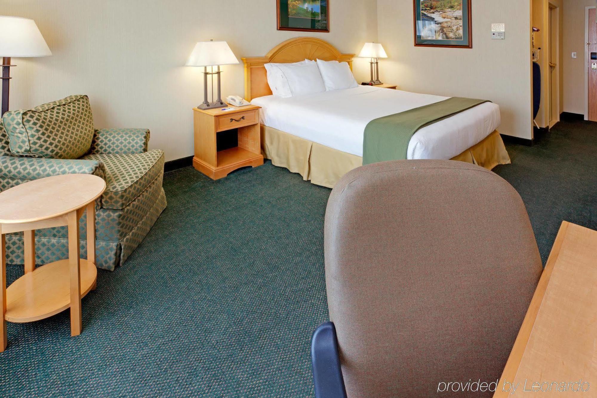 Holiday Inn Express Hotel & Suites Watertown - Thousand Islands By Ihg الغرفة الصورة