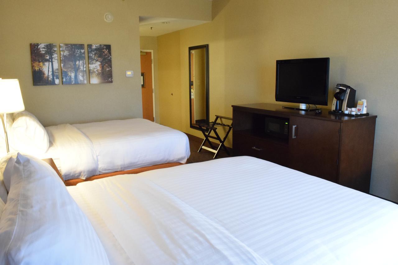 Holiday Inn Express Hotel & Suites Watertown - Thousand Islands By Ihg المظهر الخارجي الصورة